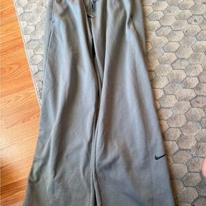 Women’s nike therma fit all time wide leg sweatpants size medium